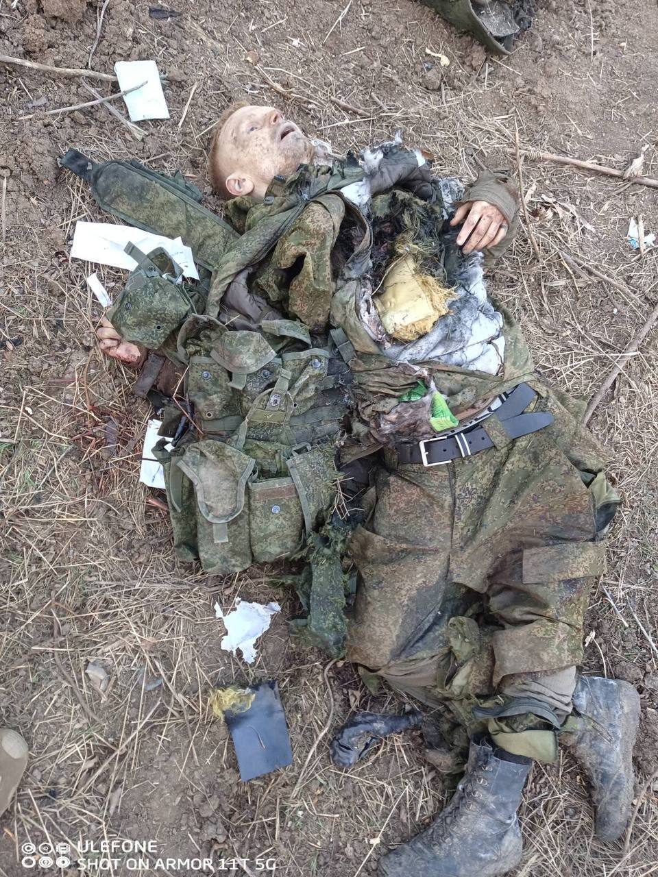 Труп российского солдата с пробитым бронежилетом