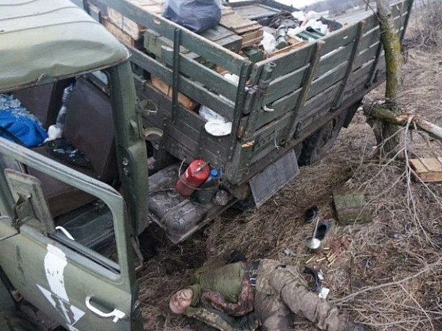 Убитый украинский военный рядом с грузовиком
