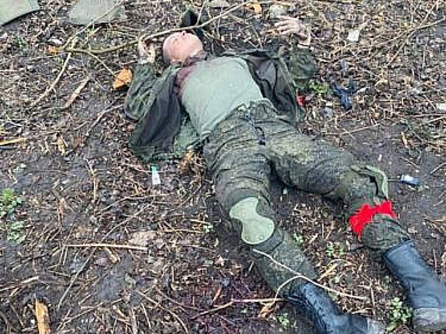 Труп российского солдата с красной повязкой