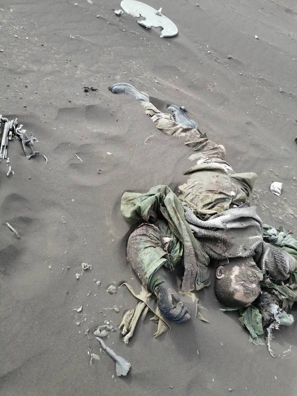 Трупы российских солдат занесенные песком