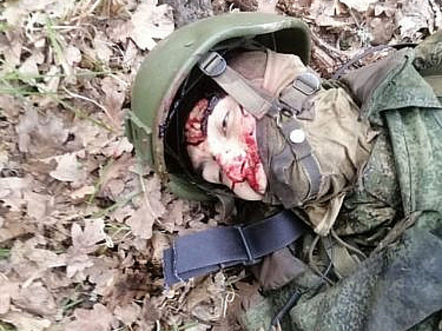 Труп российского солдата в тактическом шлеме