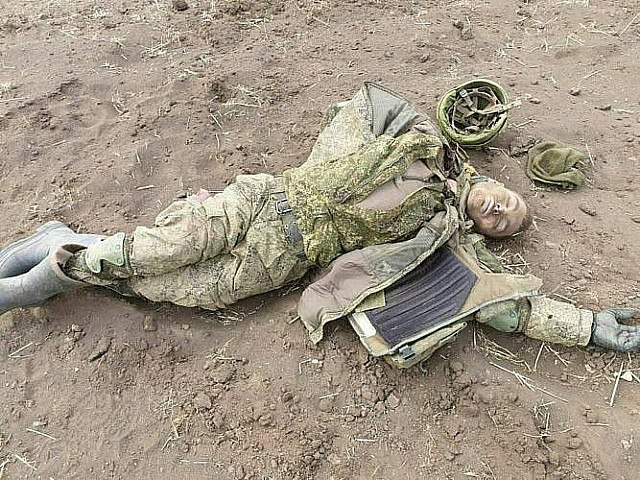 Труп российского солдата в резиновых сапогах