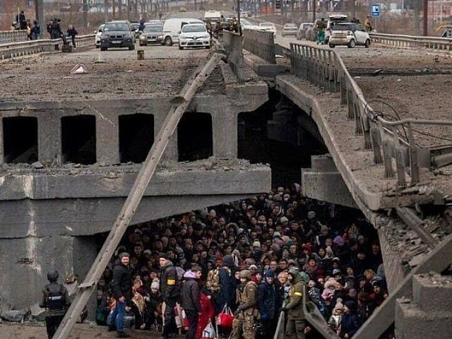 Люди прячутся под мостом и ждут команды к эвакуации. Ирпень. Украина