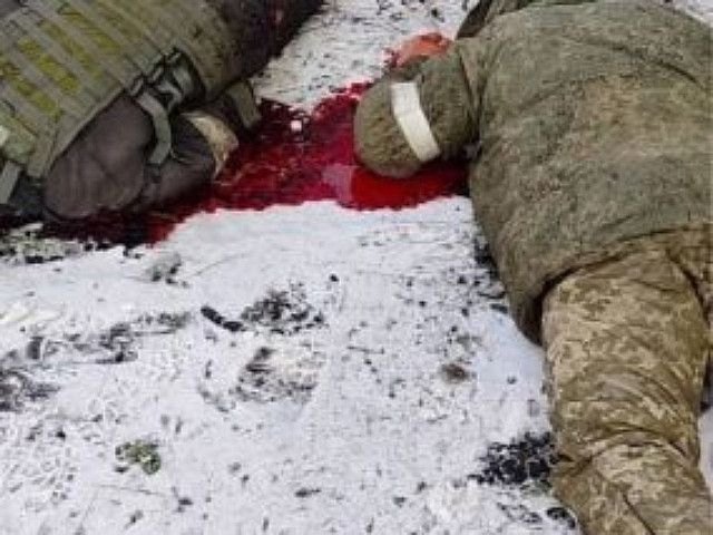 Военнослужащих армии России отличают белые или красные повязки