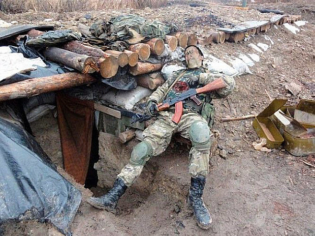 Труп российского военного с автоматом Калашникова