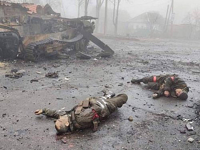 Трупы российских военных на фоне сгоревшей бронетехники. Украина