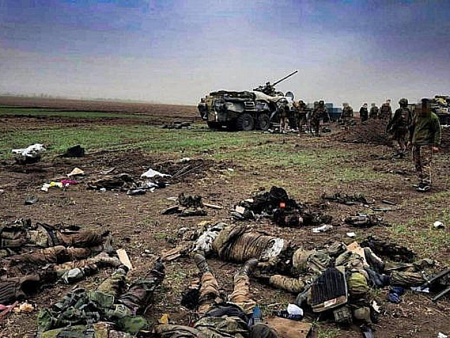 Трупы российских солдат на фоне брошенной бронетехники