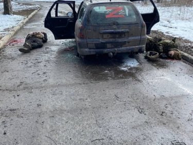 Трупы в военной форме и знак Z на автомобиле. Луганск.