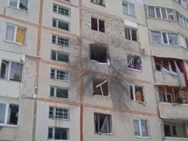 Последствия попадания снаряда в жилой дом. Салтыковка. Украина