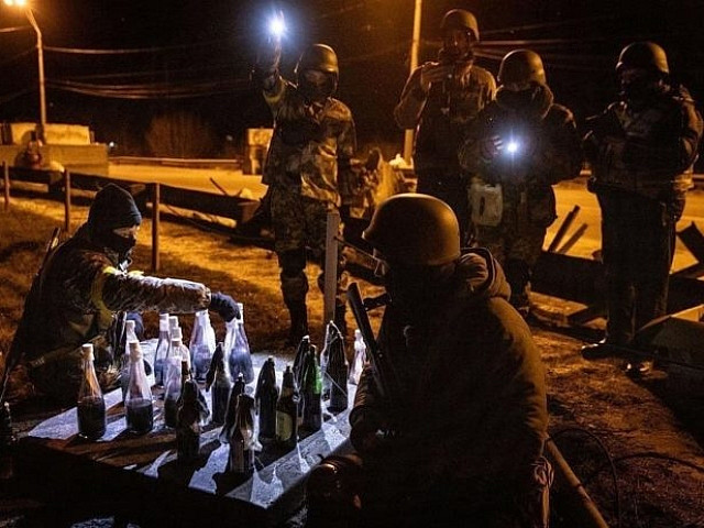 Бойцы ВСУ играют в шашки коктейлями Молотова