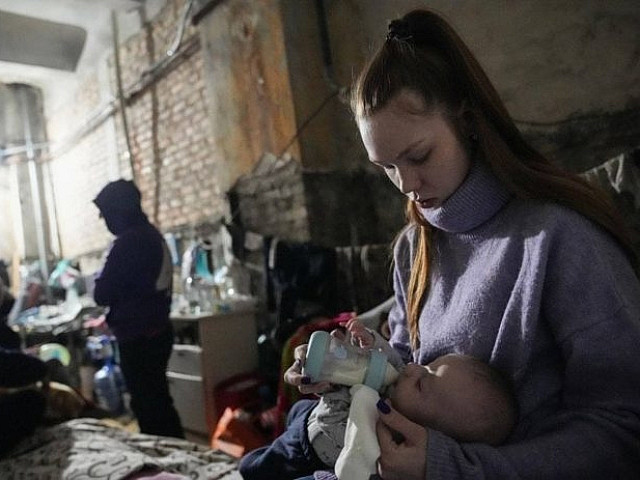Девушка кормит ребенка. Украина