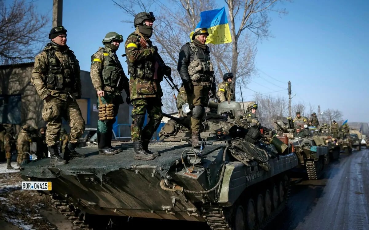 Колонна ВСУ с украинскими флагами