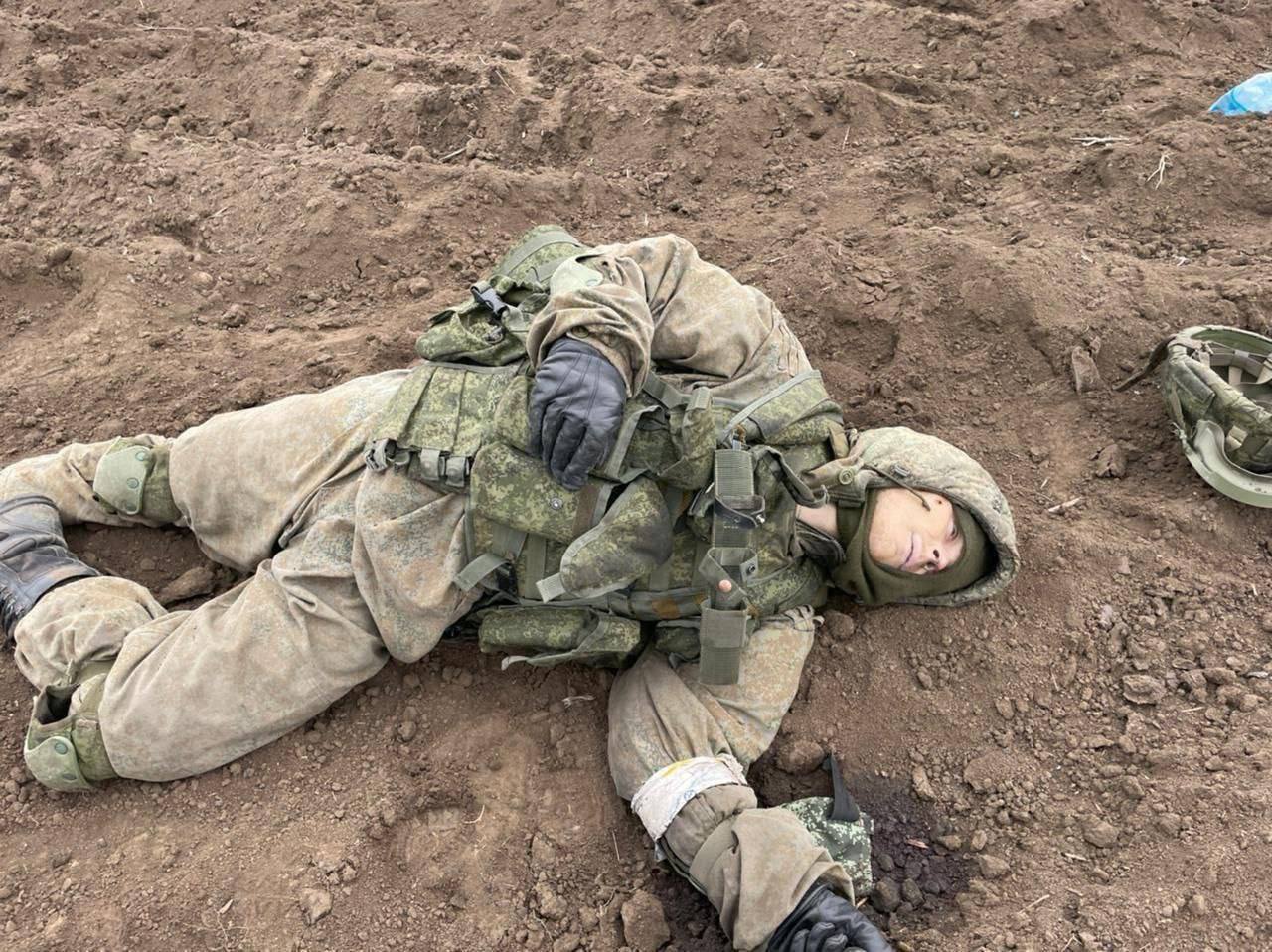 Труп российского военного готовится удобрять поля Украины