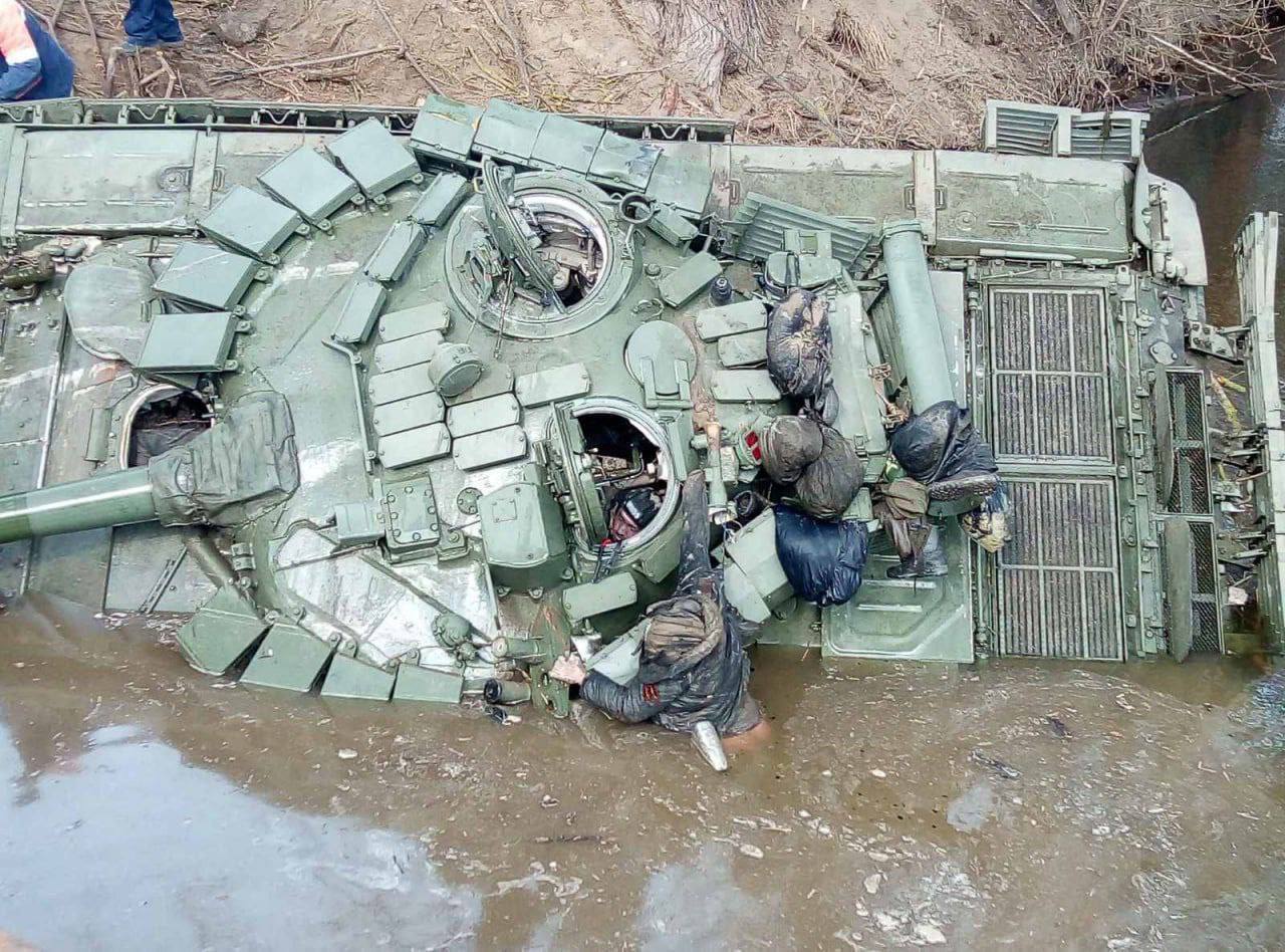 Трупы российских военных возле подбитого танка