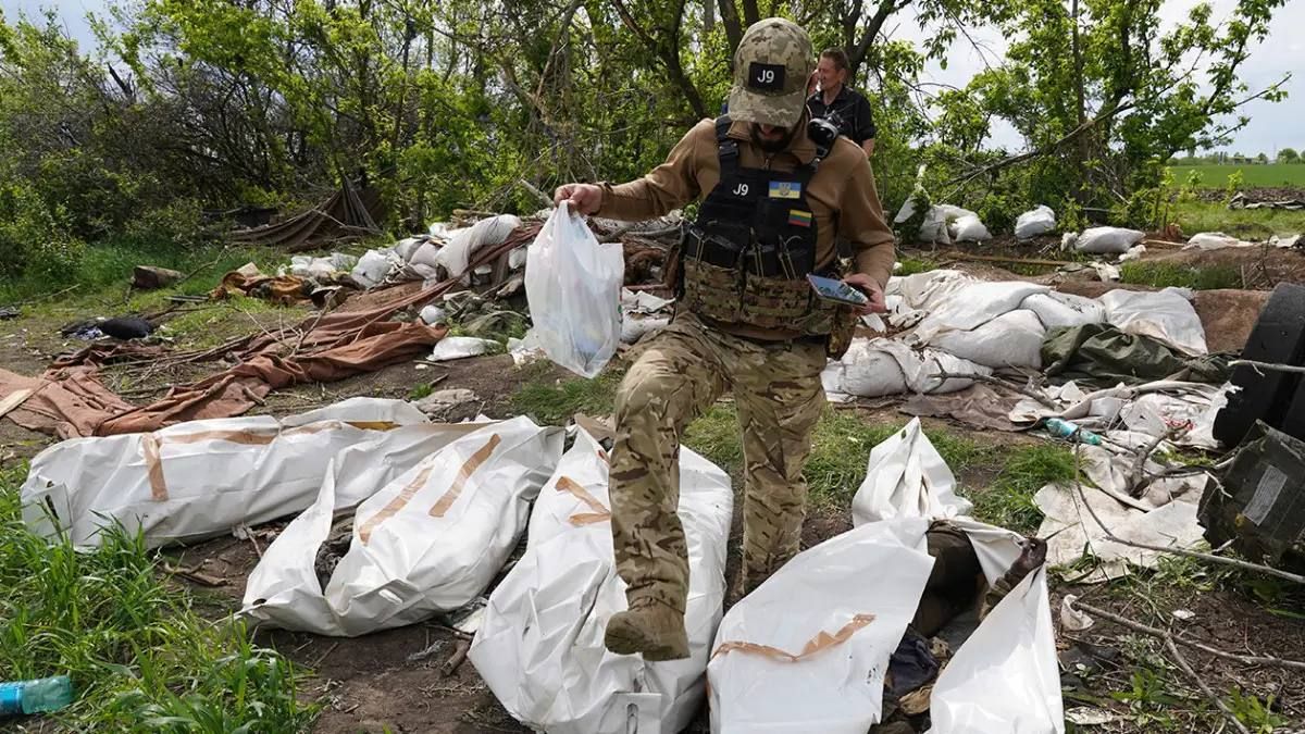 Украинские военные упаковывают трупы в мешки