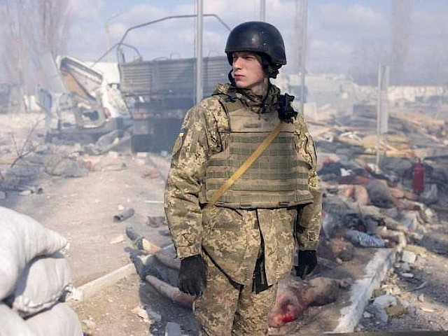Николаев. Украинский военный на фоне трупов мирных жителей