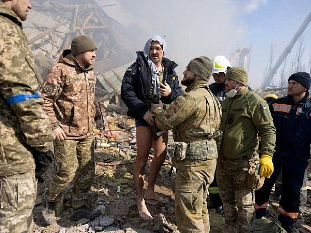 Николаев. Украина. Группа мужчин на фоне развалин