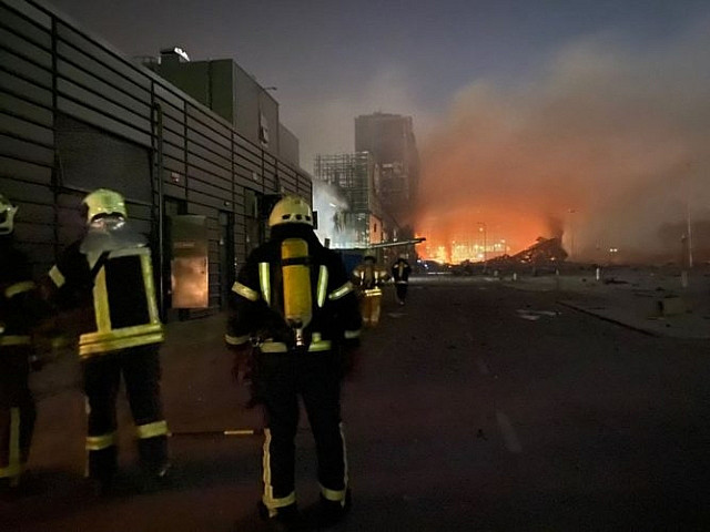 Киев. Пожарная команда прибыла на тушение торгового центра